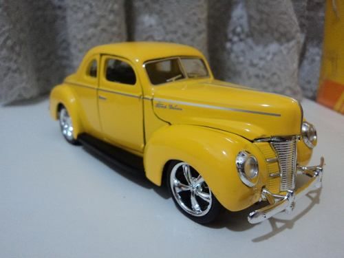 Ford 5 Window Coupe amarelo