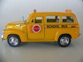 Chevrolet Suburban School Bus Kinsmart 1:36